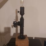lampka nocna loftowa z rur hydraulicznych i dębu