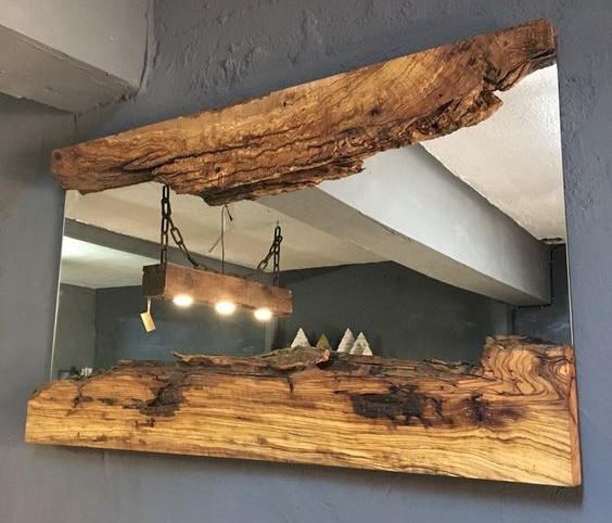 lustro w drewnianej ramie 