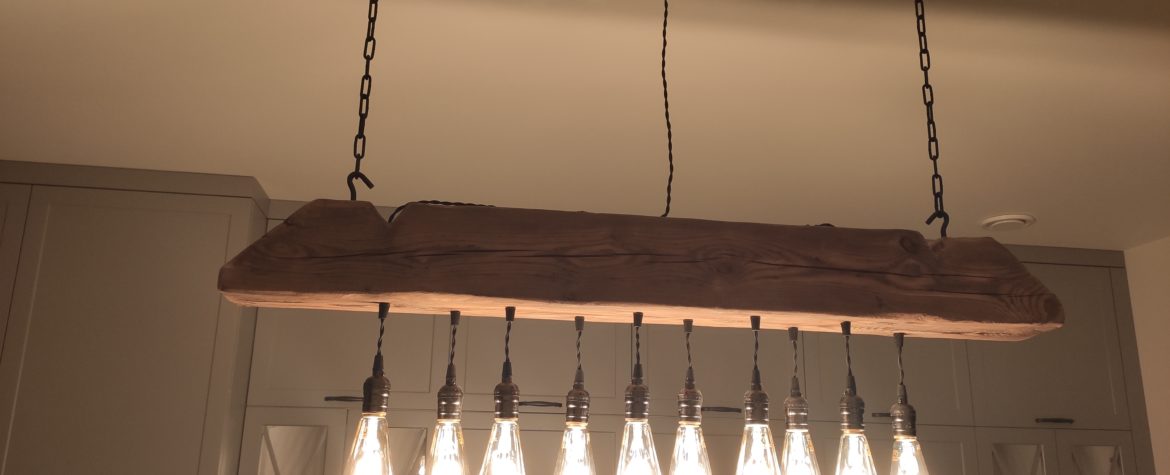 lampa na drewnianej belce