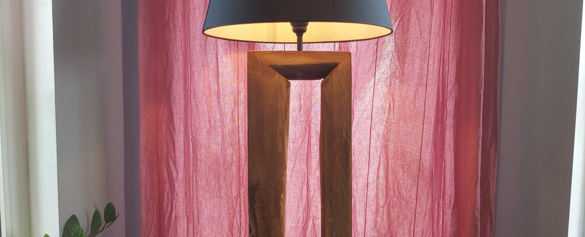 drewniana lampa podłogowa na zamówienie