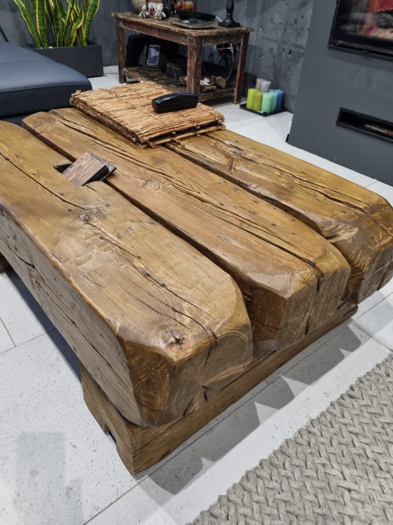 stolik z drewnianych belek ciosanych 