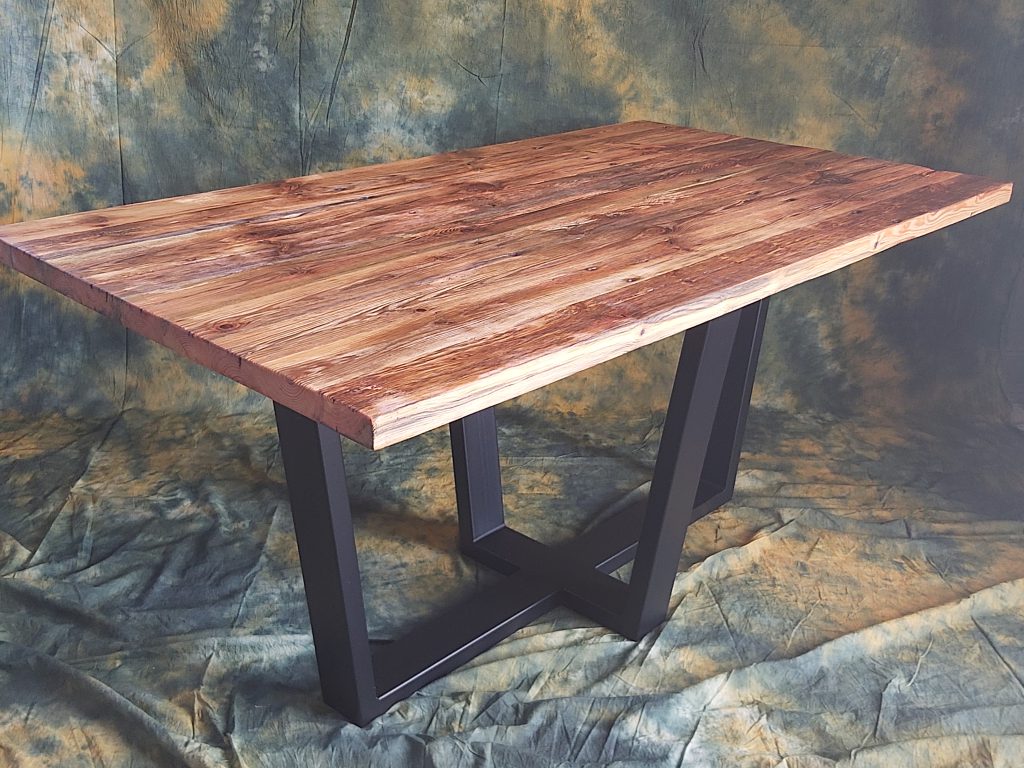 stół ze starego drewna na metalowych nogach
